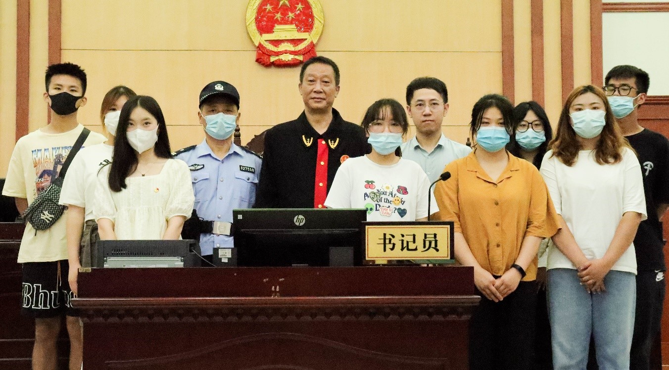 团队成员与审判员及司法警察合影